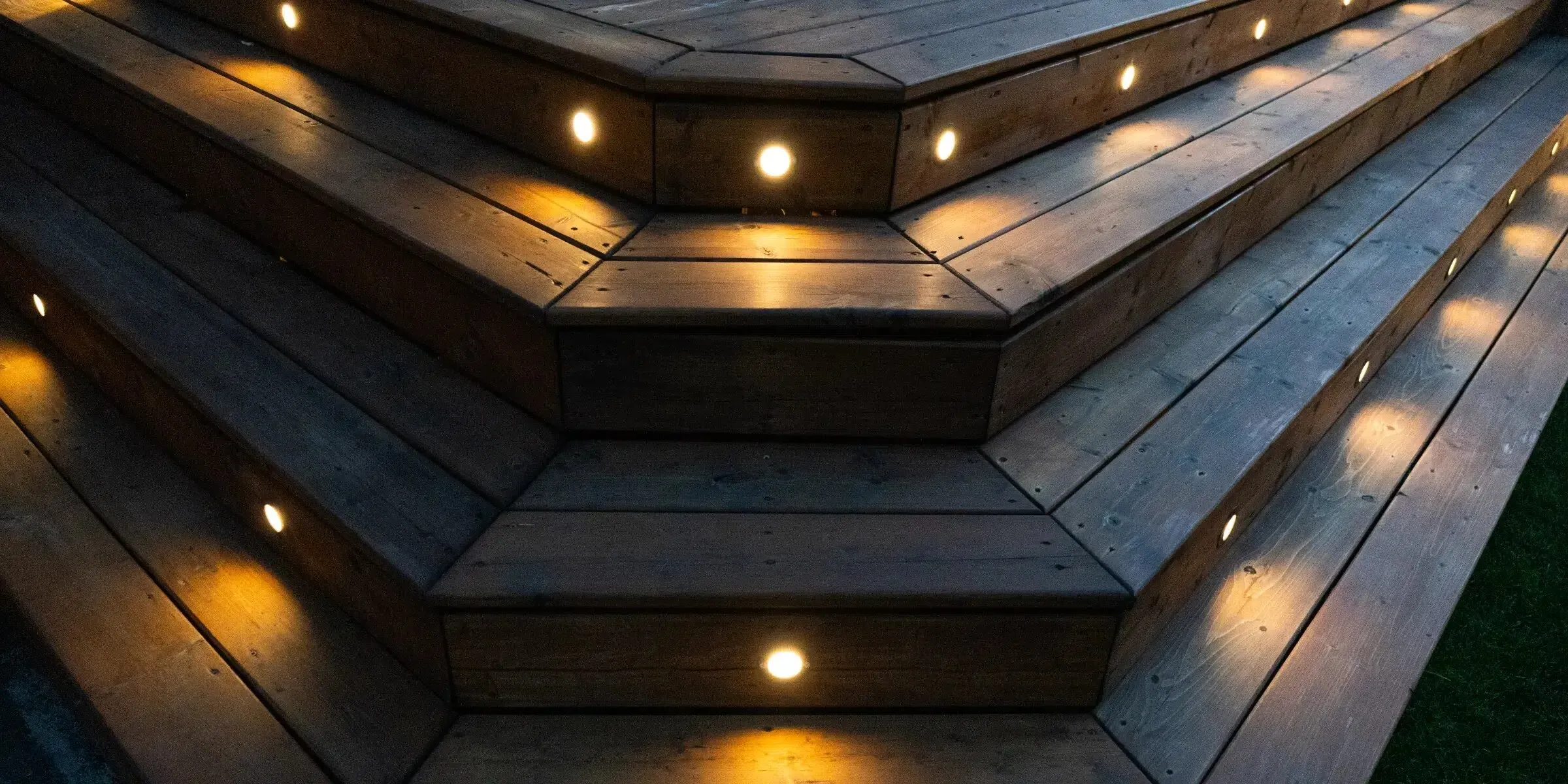 Corner deck steps with warm white lights in each tread